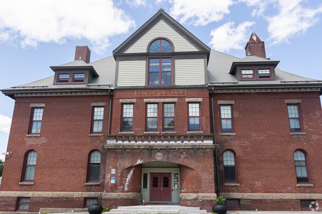Moody Elementary School educates students in the Lowell, MA, area.
