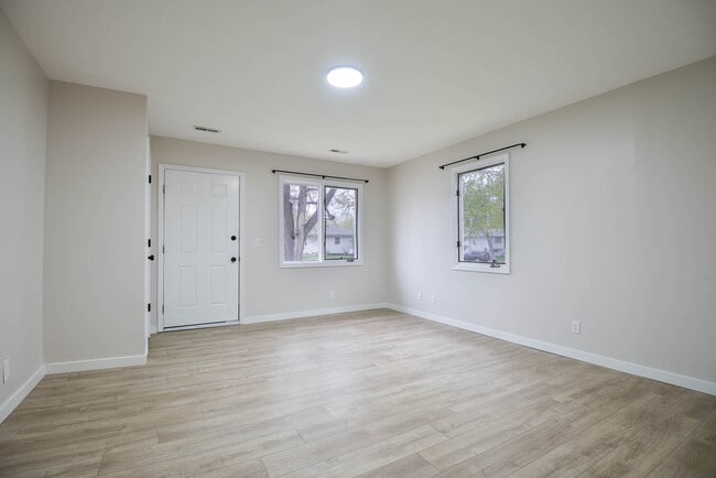 4934 Robin Dr, Omaha, NE 68157 - photo 3