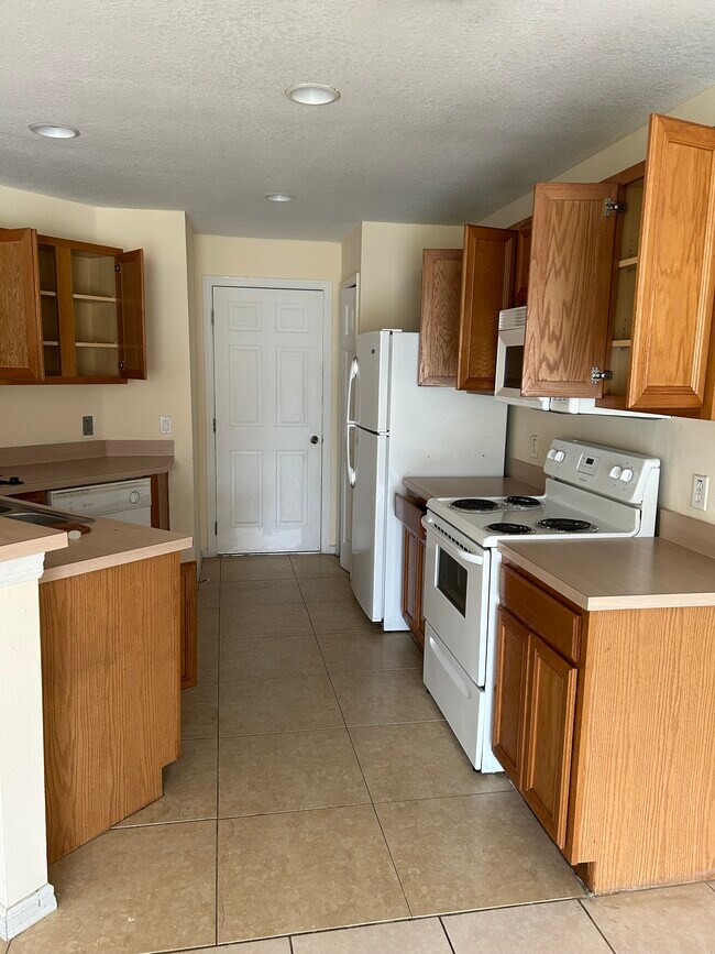 612 Bluebill Ln unit B, Kissimmee, FL 34759 - photo 3