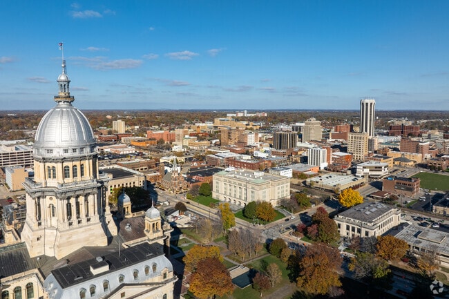 The Illinois State Capitol rises above Downtown Springfield’s busy streets and historic charm.