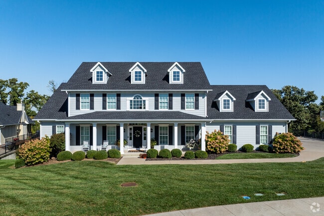 There are several large estates in Old Hawthorne.