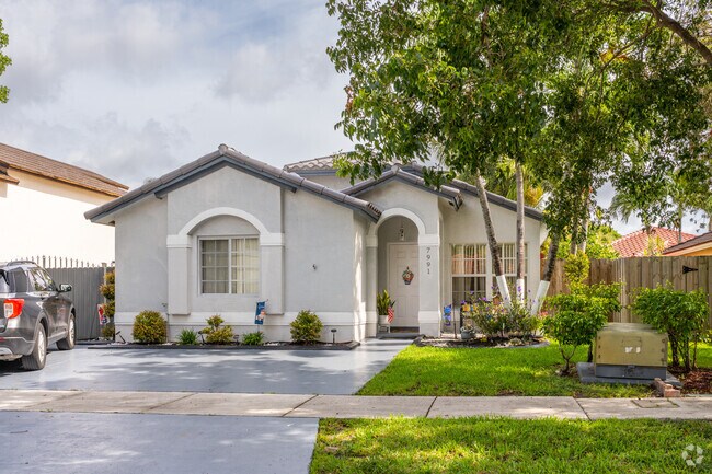 Single family home in Country Club with manicured front lawn.