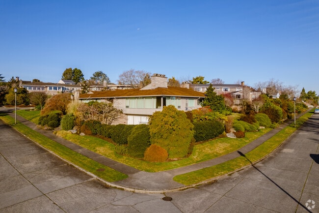 Midcentury ramblers populate hillsides of Windermere.