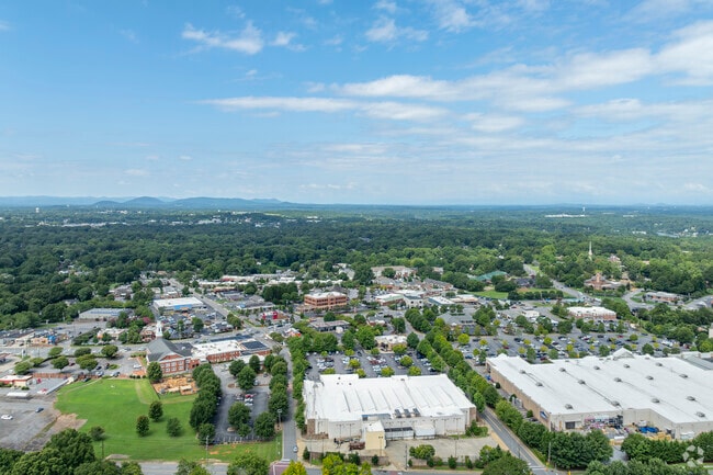 Hickory residents are only minutes away from the vibrant downtown area.