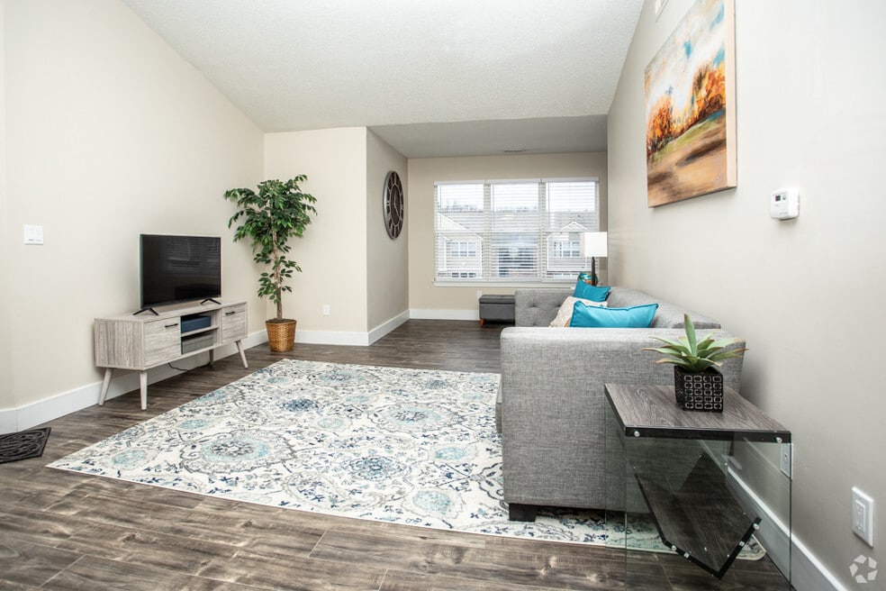 2BR, 2BA - 990 SF, Renovated Unit