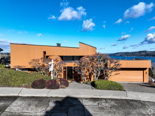 Midcentury modern homes are common in View Ridge.