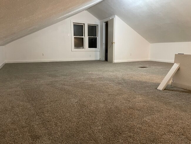 Renovated Huge 3rd Floor - New Carpet