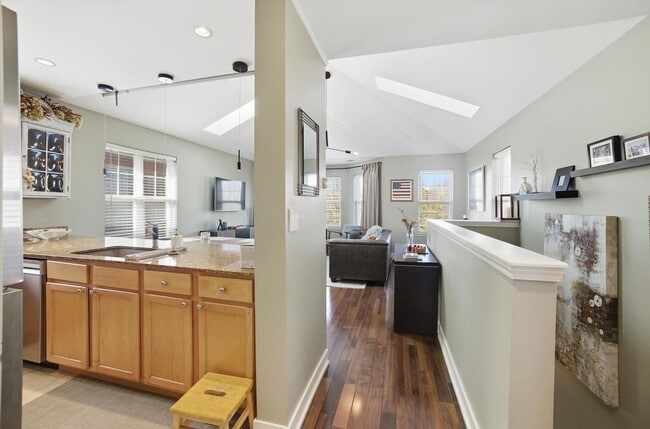 639 W Elm St, Chicago, IL 60610 - photo 3