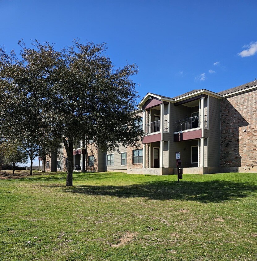 Crestview Place Apartments 950 W Thompson St, Decatur, TX