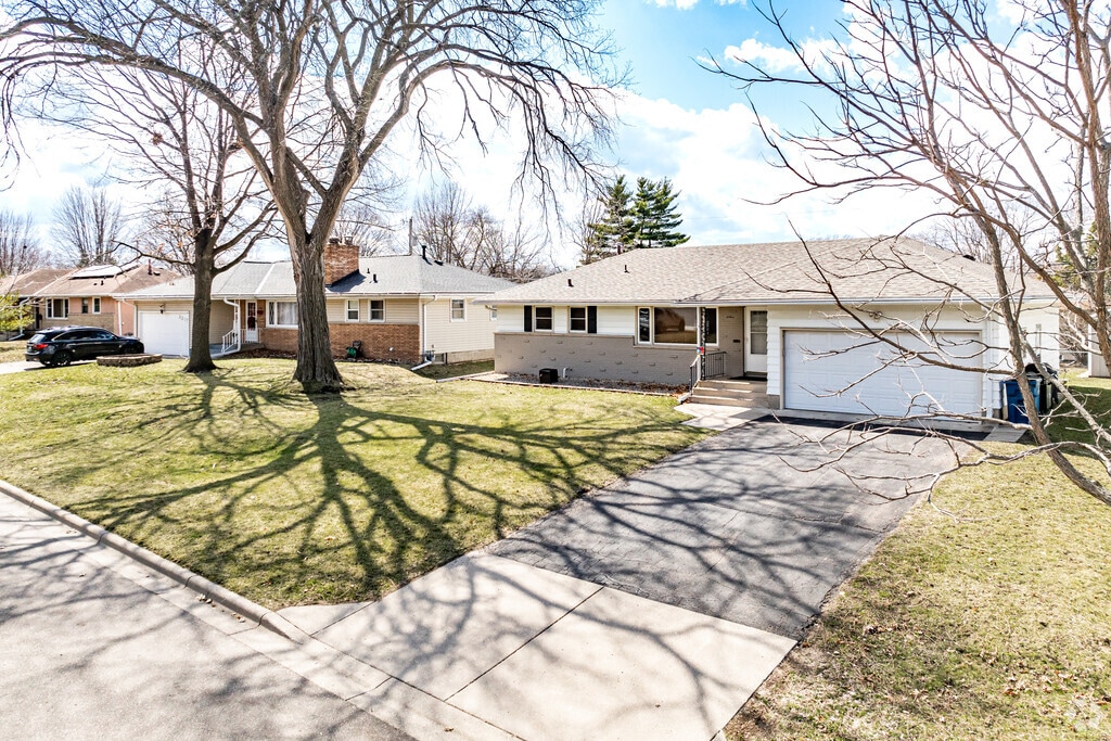 Bassett Creek offers wide lots that accommodate these rambler-style homes.
