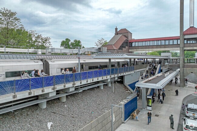 Woodcrest residents have access to many different forms of public transportation in White Plains.