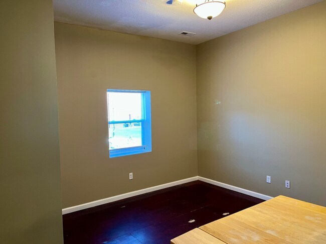 105 W Market St unit 2, Bloomington, IL 61701 - photo 5