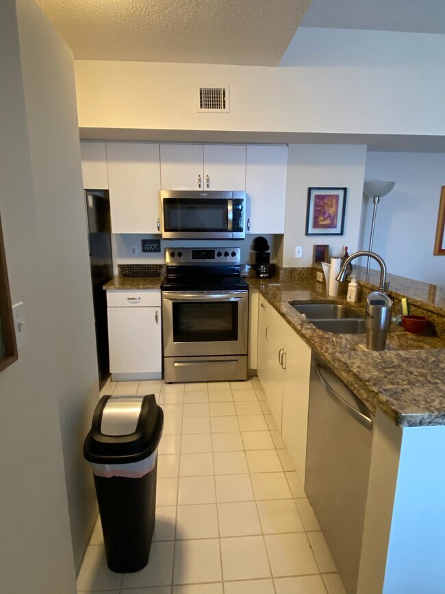 1590 S 42nd Cir unit 307, Vero Beach, FL 32967 - photo 3