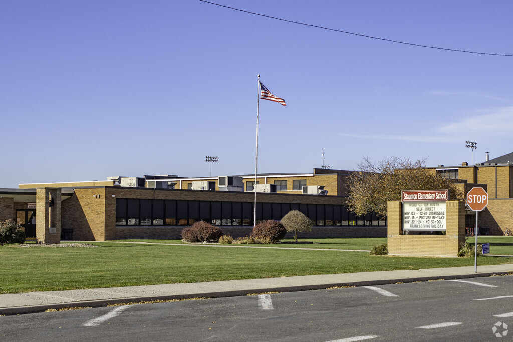 Staunton Elementary School provides education in the neighborhood of 
Macoupin County.
