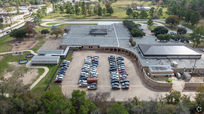 Optimize traffic flow with Hamilton Elementary School's well-planned alternate entrance.