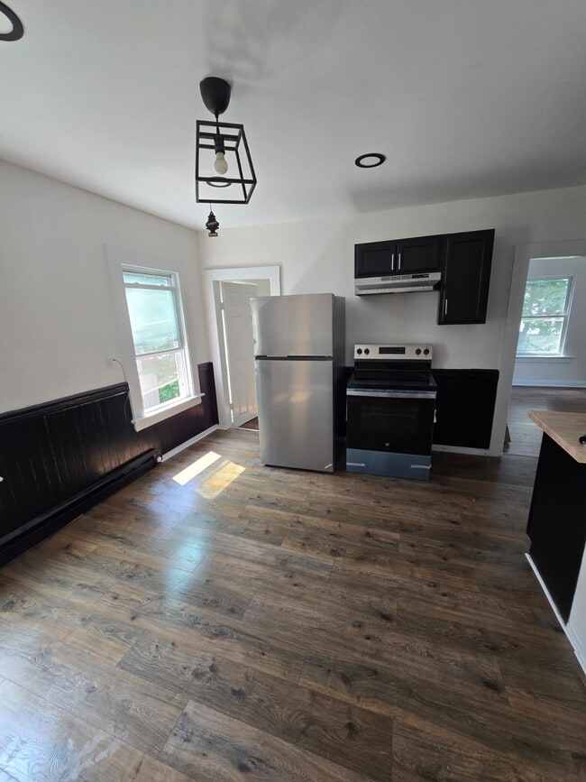 135 Willow St unit B, Meriden, CT 06450 - photo 2