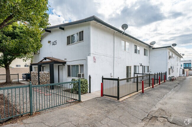 1425 Stoneridge Ontario, Ontario, CA 91762 - photo 2