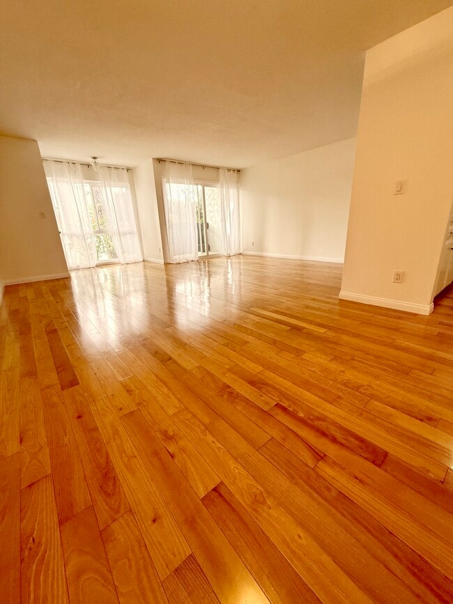 906 Camino Real Unit 103, Redondo Beach, CA 90277