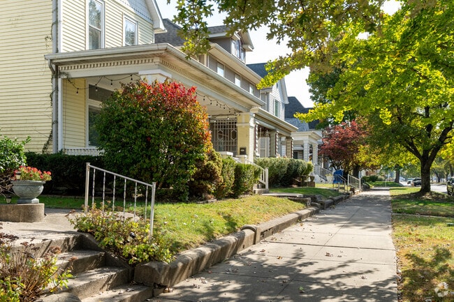 Lamasco has many large, ornate homes along Wabash Ave.