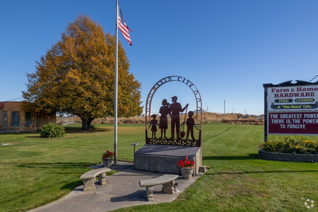 A community monument honors Basin City’s agricultural roots.