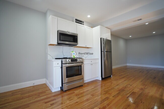 372 Beacon St unit 6, Somerville, MA 02143 - photo 4