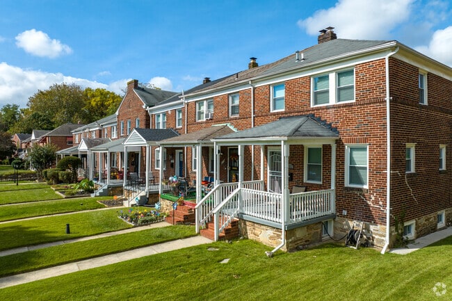 Live in a beautiful row home in Burleith-Leighton.