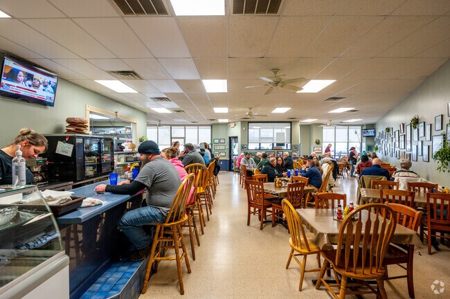 Auburn Farms residents are fortunate to be close to local favorite, Lunch Box Cafe.