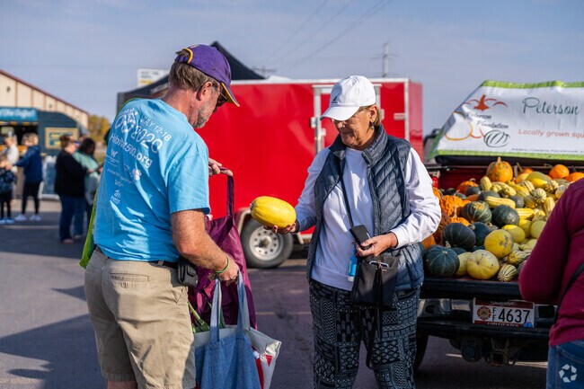 Some shoppers bag vegetables at the Brandon SD Farmers Market.