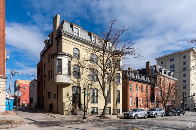 There are many historical homes located in the Mount Vernon neighborhood.