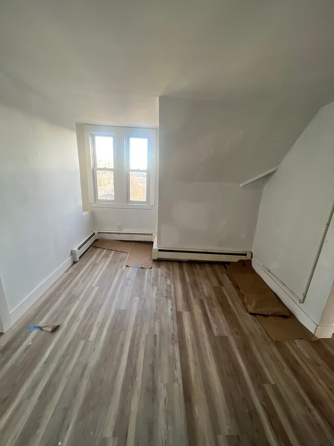 103 Walnut St unit 3rd floor, Waterbury, CT 06704 - photo 4