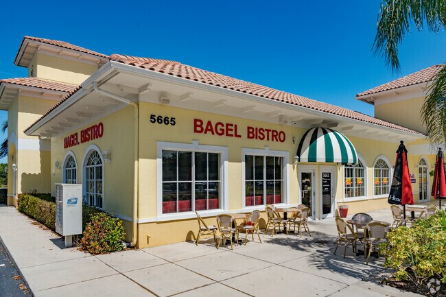Bagel Bistro offers gourmet sandwiches and a full breakfast and lunch menu for locals.