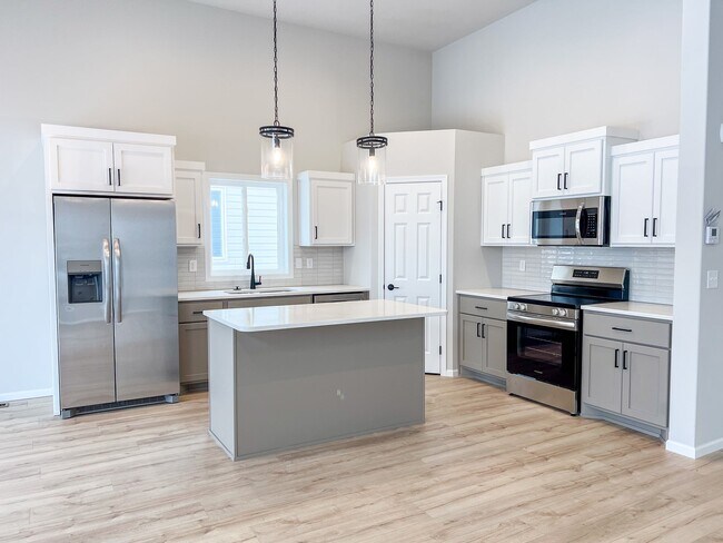 6722 Meadow View Dr S, Fargo, ND 58104 - photo 4