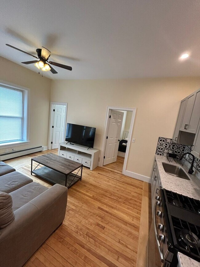 416 Pearl St unit 416 Pearl St 2 - Re, Burlington, VT 05401 - photo 2