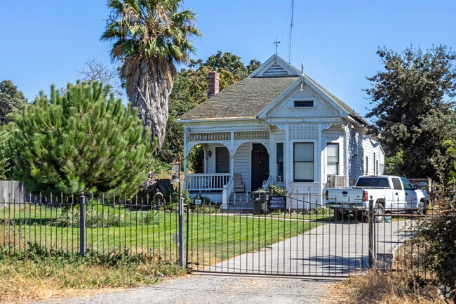 There are some Victorian-influenced homes in French Camp.