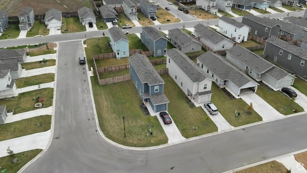 539 Commander Abbott Dr, Jarrell, TX 76537 - photo 2