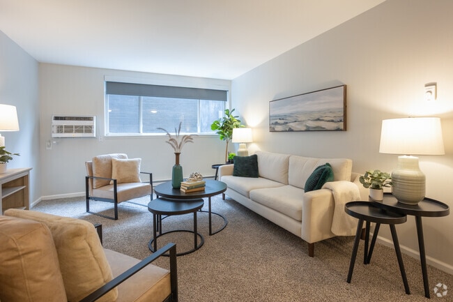 1BR, 1BA - 686SF - Living Room