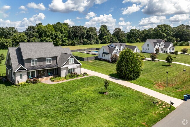 You can find new and contemporary homes with large, well-manicured lawns in Woodlawn.
