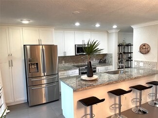 1361 W Golfview Dr, Pembroke Pines, FL 33026