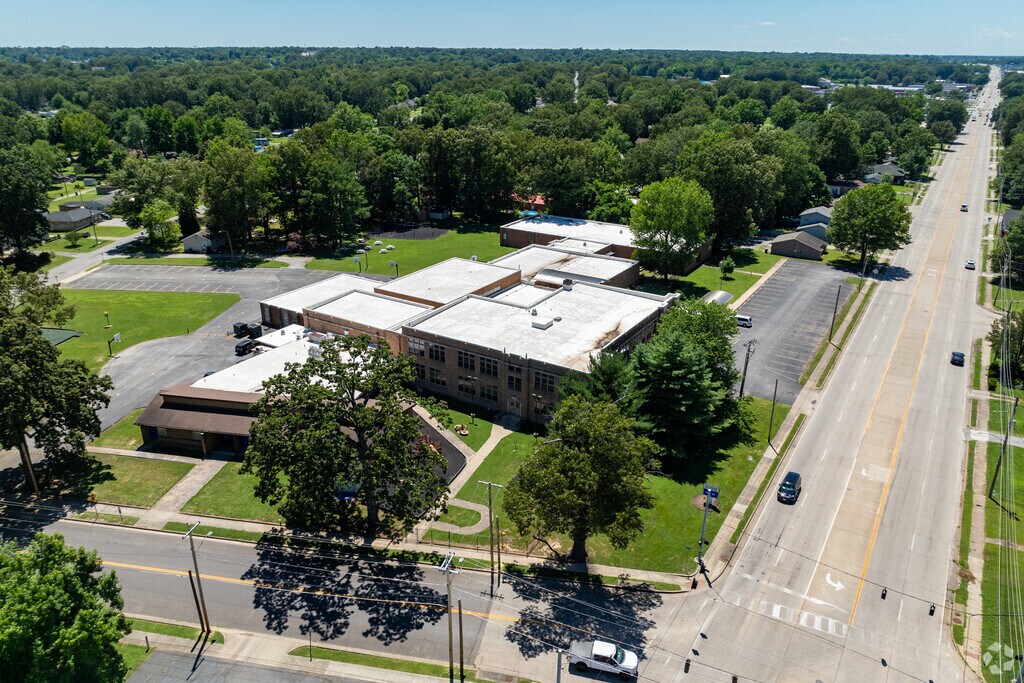 The student population of Mcnabb Elementary School is 361 and the school serves K-5.