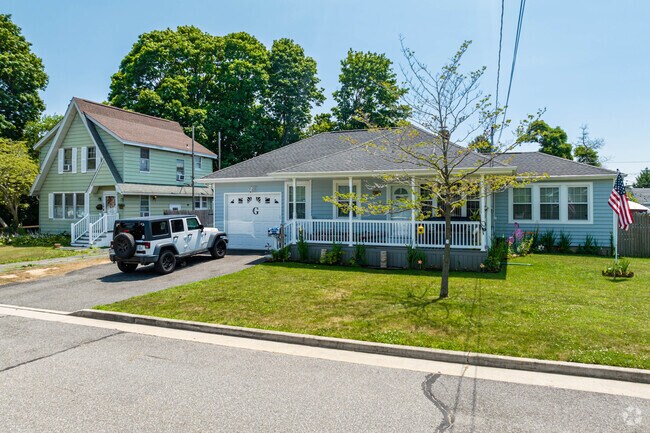 You can find many one-story, ranch-style homes in the Port Jefferson Station neighborhood.