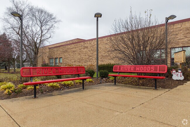 River Woods Elementary School has a student-teacher ratio of 15 to 1.