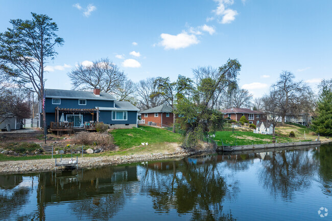 A few homes in Wardcliffe are waterfront properties close to nature.
