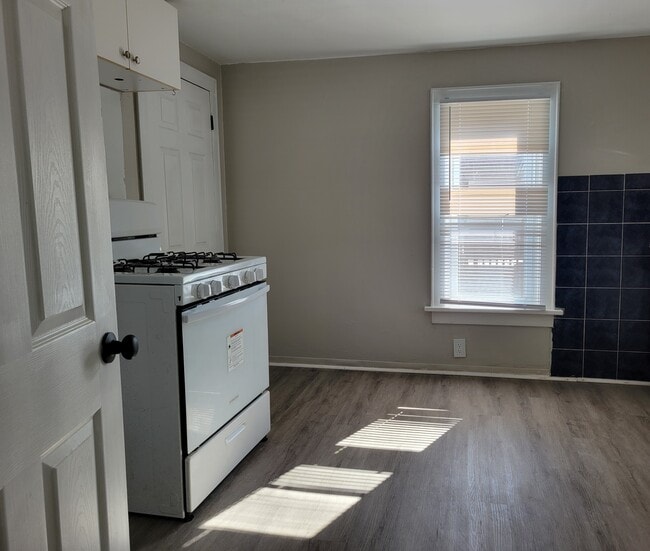 479 N Eureka Ave, Columbus, OH 43204 - photo 2