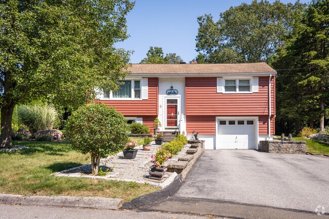 Discover popular raised ranch homes throughout Ledyard’s neighborhoods in CT.