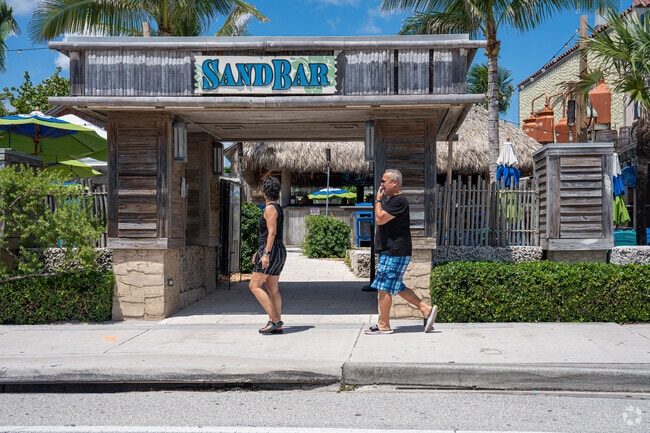 Sandbar sits steps from the ocean for casual bites near Sherwood Lakeview.