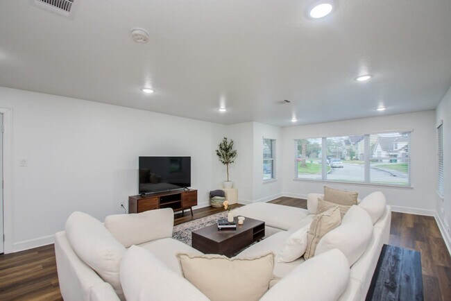 8314 Greenbush St unit ID1019557P, Houston, TX 77025 - photo 2