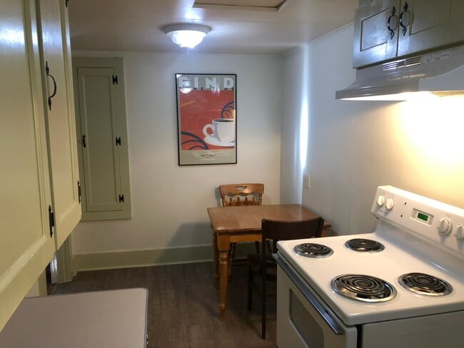 Dining area seats 1 - 4 people