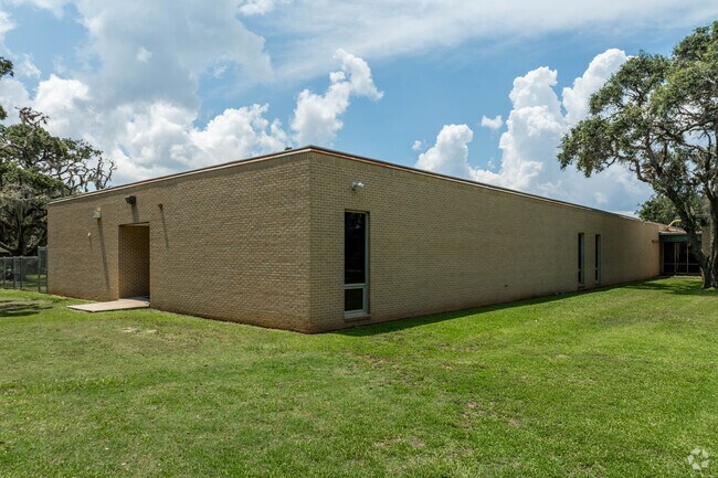 S.F. Austin Elementary has a student teacher ratio of 13 to 1.