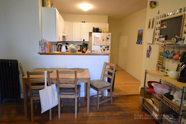 317 Saint Paul St unit 5, Brookline, MA 02446 - photo 3