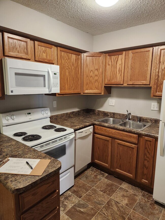 Pleasant Court, Des Moines, IA 50314 - photo 3